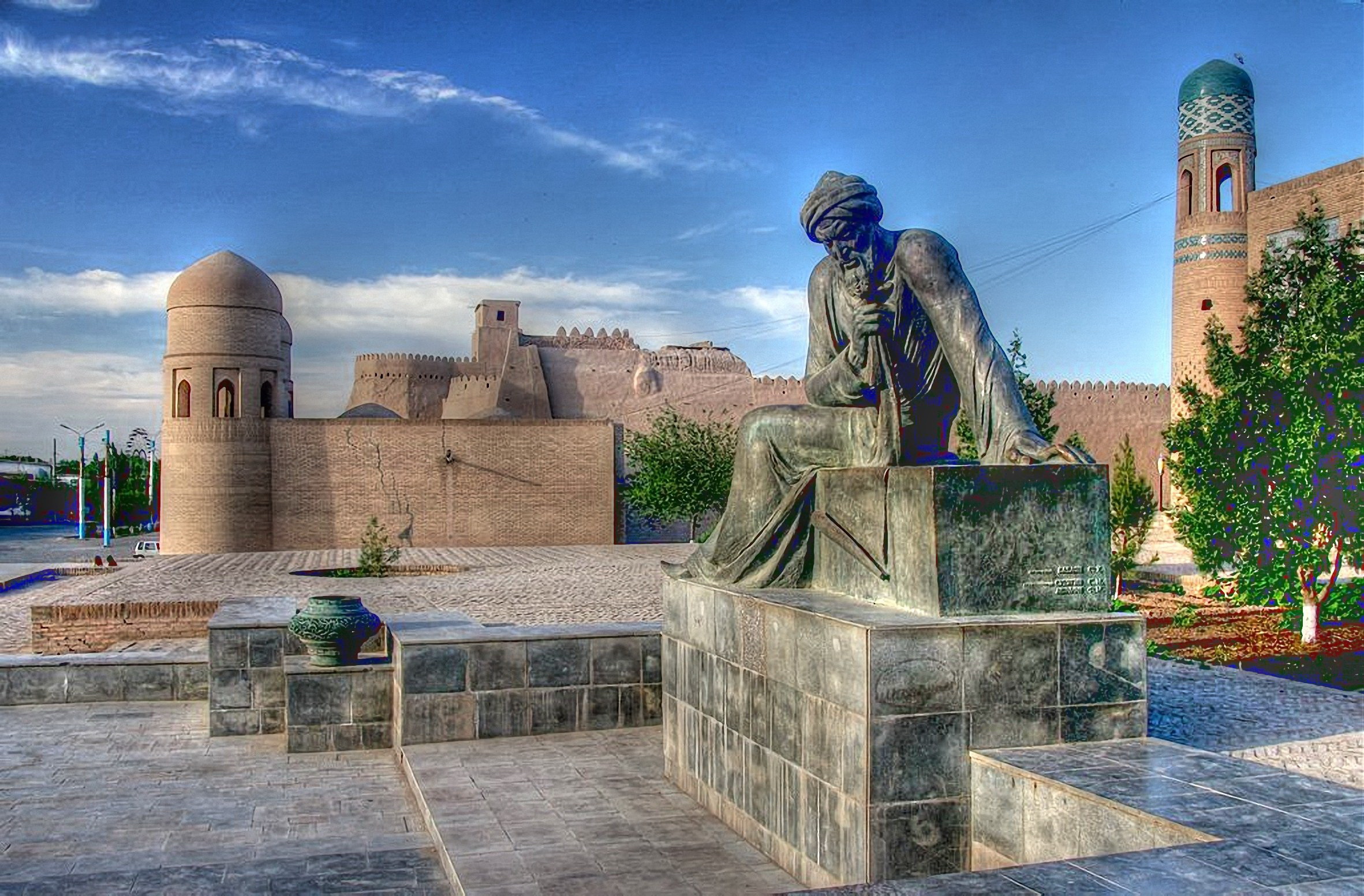 Standbeeld Al Kharezmi