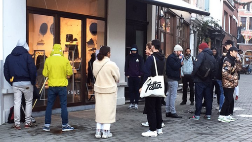Een wachtrij aan de Antwerpse sneakerwinkel Avenue Store. © screenshot Instagramstories @avenuestore.