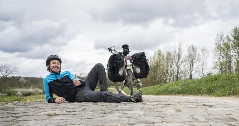 Fotograaf Pieter Clicteur met zijn fiets onderweg naar Portugal